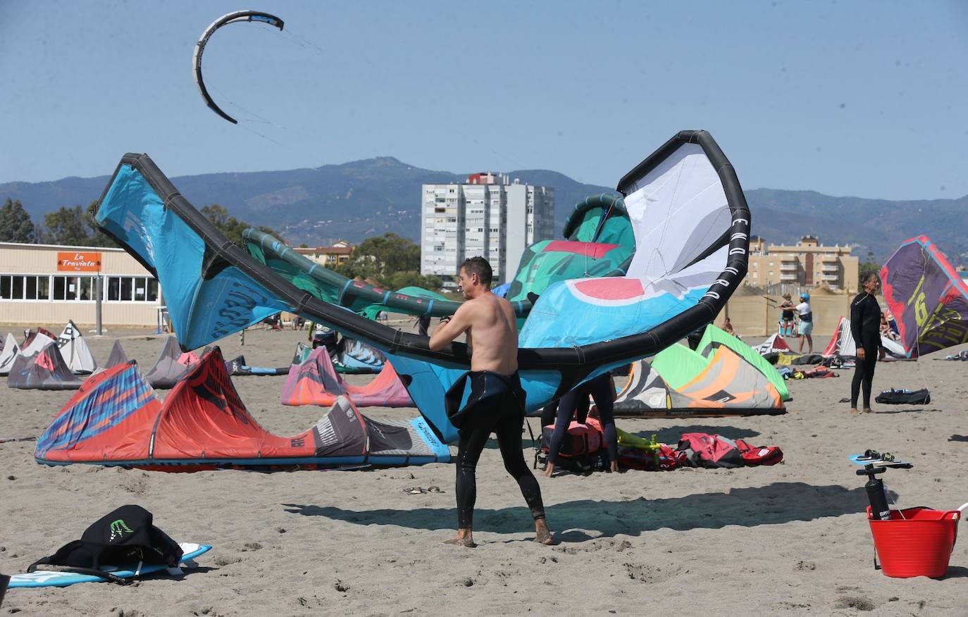 Gran ambiente de kitesurf en Málaga a finales de mayo. 