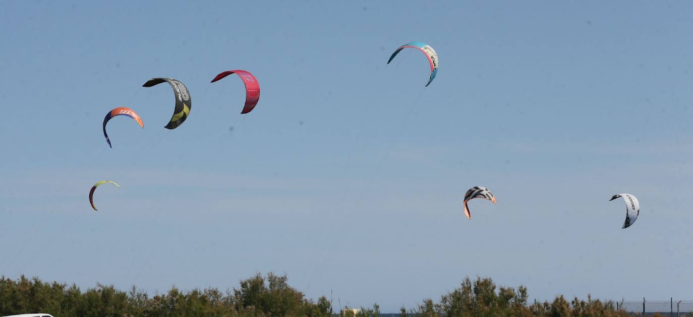 Gran ambiente de kitesurf en Málaga a finales de mayo. 