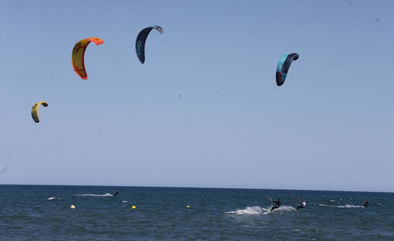 Gran ambiente de kitesurf en Málaga a finales de mayo. 