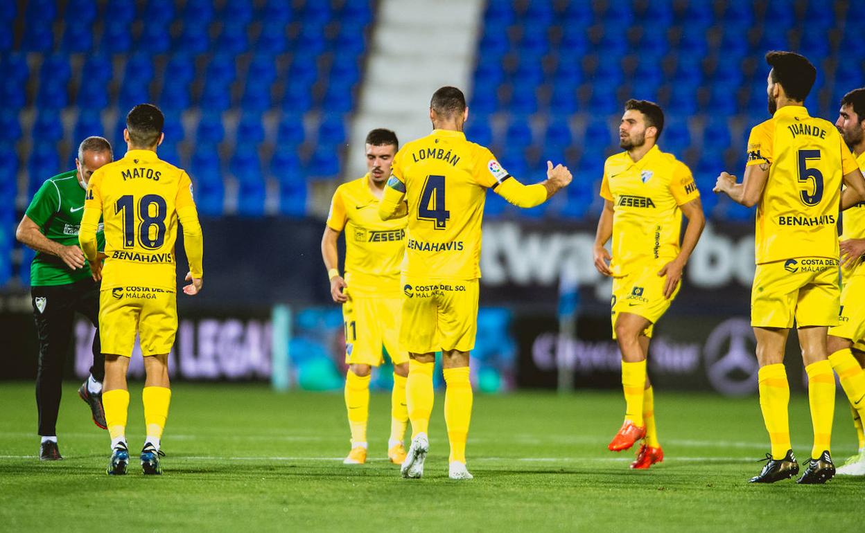 Los titulares en Butarque el lunes, en el calentamiento previo al inicio del encuentro. 