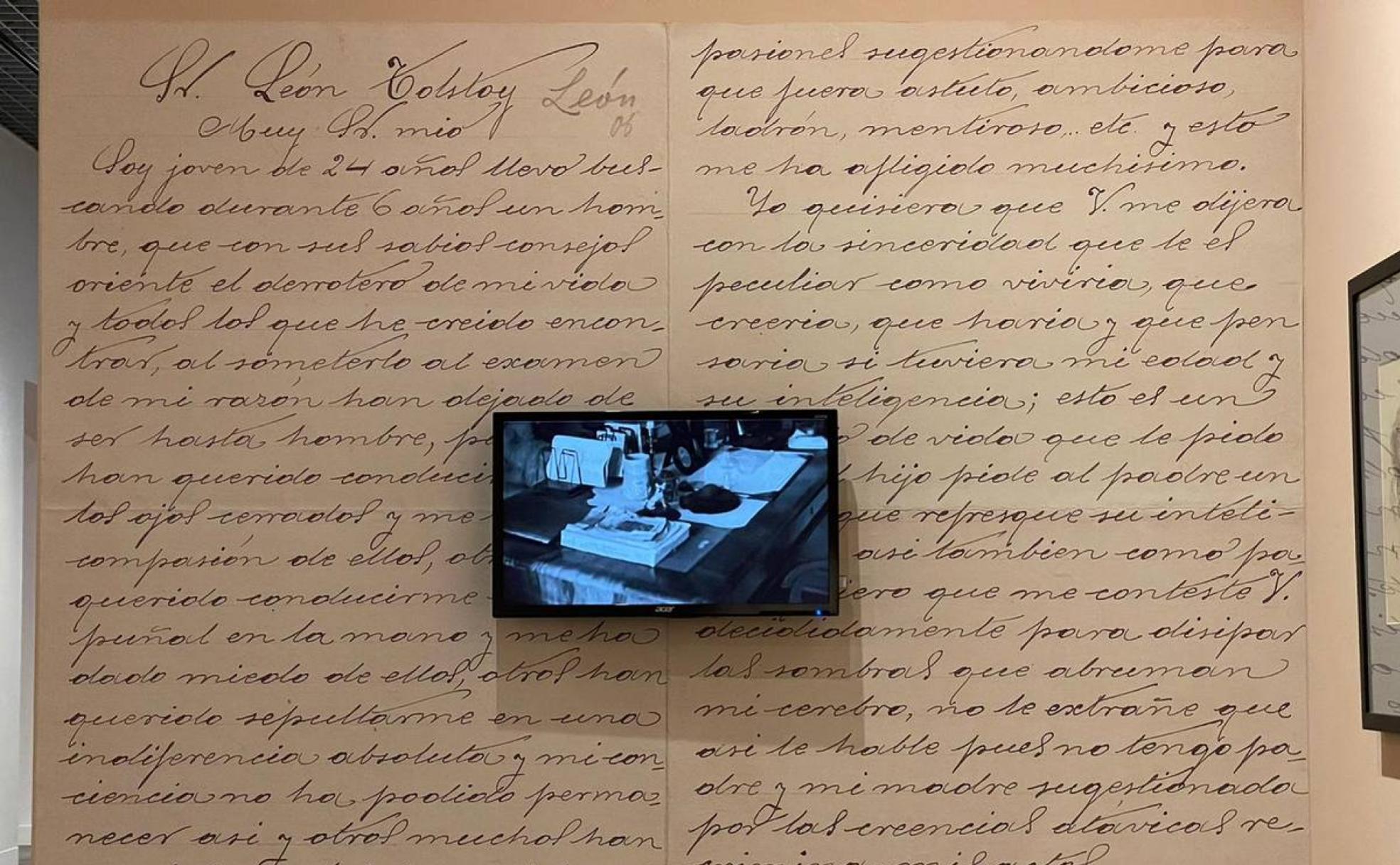 Detalle de la reproducción a gran escala que el Museo Ruso expone de la carta remitida por el malagueño Francisco Barca León a Lev Tolstói. 