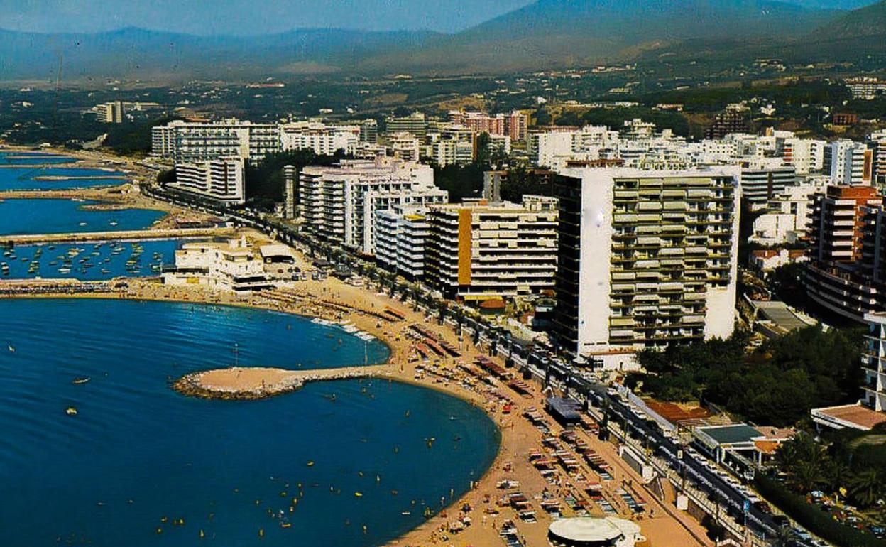 Foto de archivo de la asociación en la que se observan las antiguas escolleras. 
