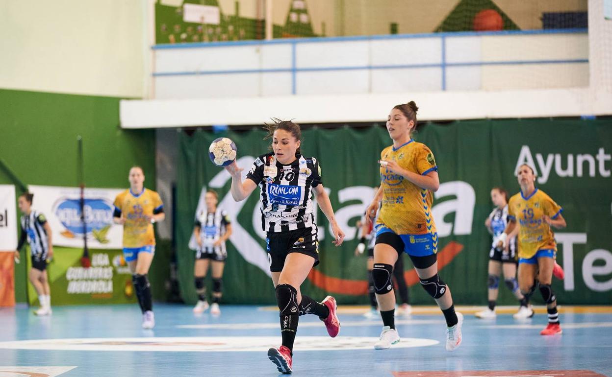 Sole López lanza un contragolpe durante el partido ante el Rocasa Gran Canaria. 