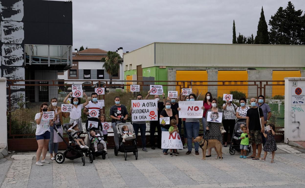 Los vecinos protestan junto al solar donde irá la gasolinera. 