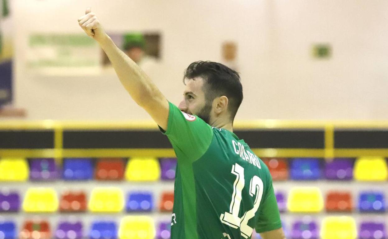 Cobarro, celebrando uno de sus goles fue el protagonista del UMA Antequera. 