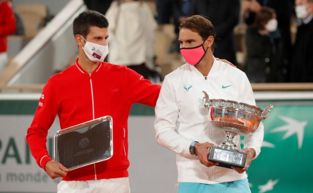 Novakd Djokovic y Rafa Nadal, tras su última final en París. 