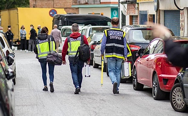 Imagen de los policías nacionales desplegados en el lugar del crimen. 