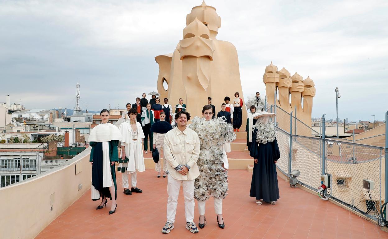 El diseñador alhaurino Álvaro Calafat(centro), junto a varias modelos, durante la celebración de la pasarela 080 Barcelona Fashion. 