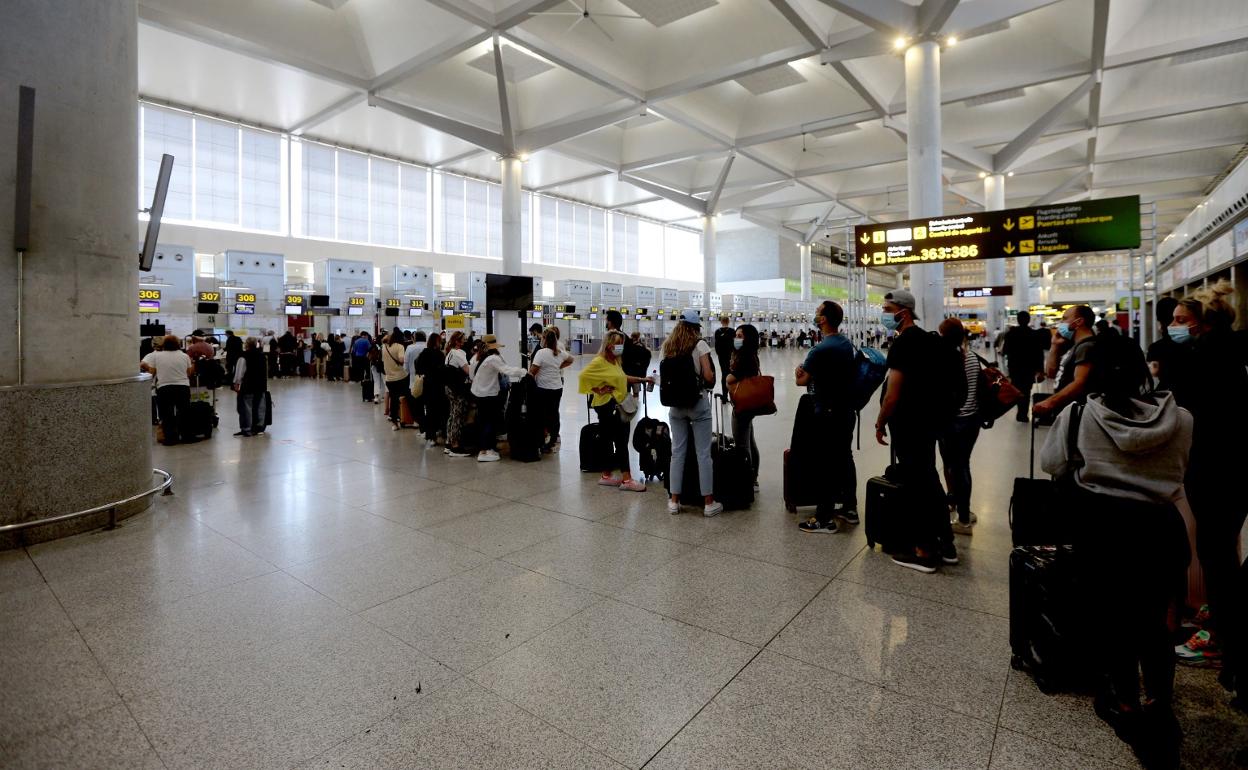 Cola ante un mostrador de facturación en el aeropuerto de Málaga. 