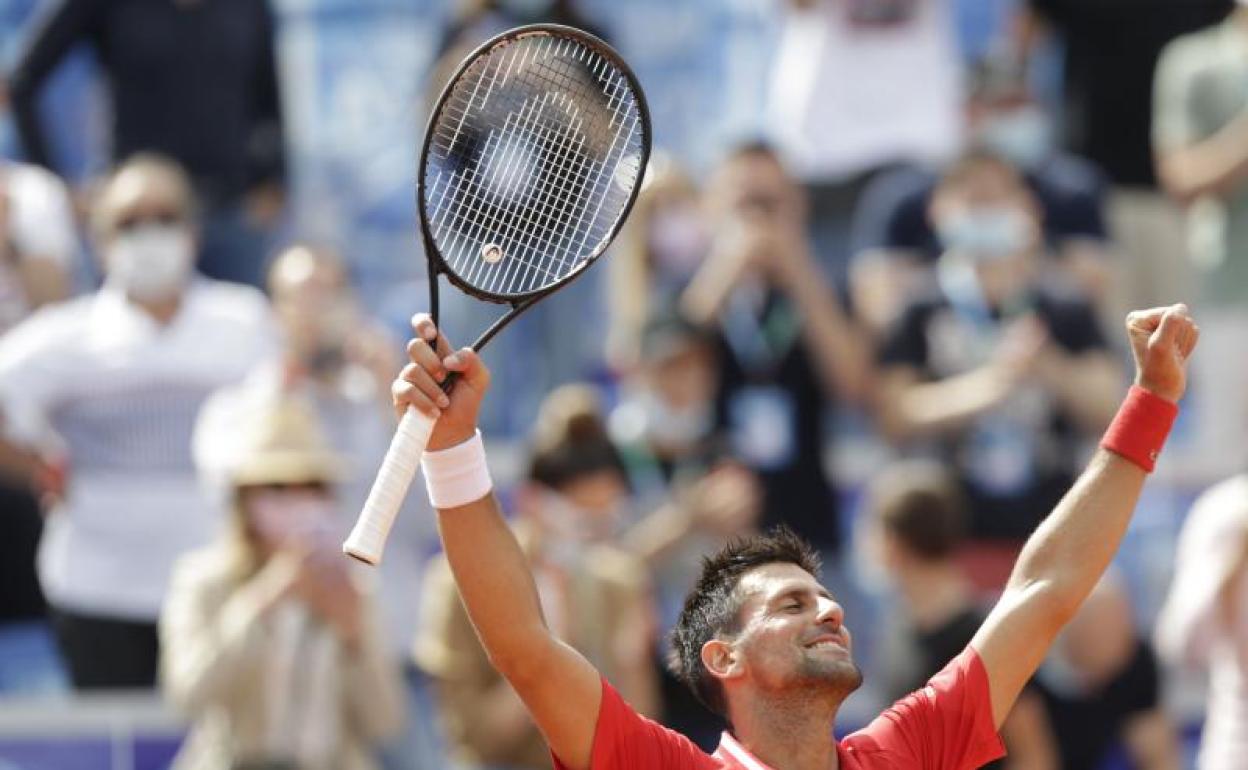 Novak Djokovic celebra la conquista del título en el torneo de Belgrado. 