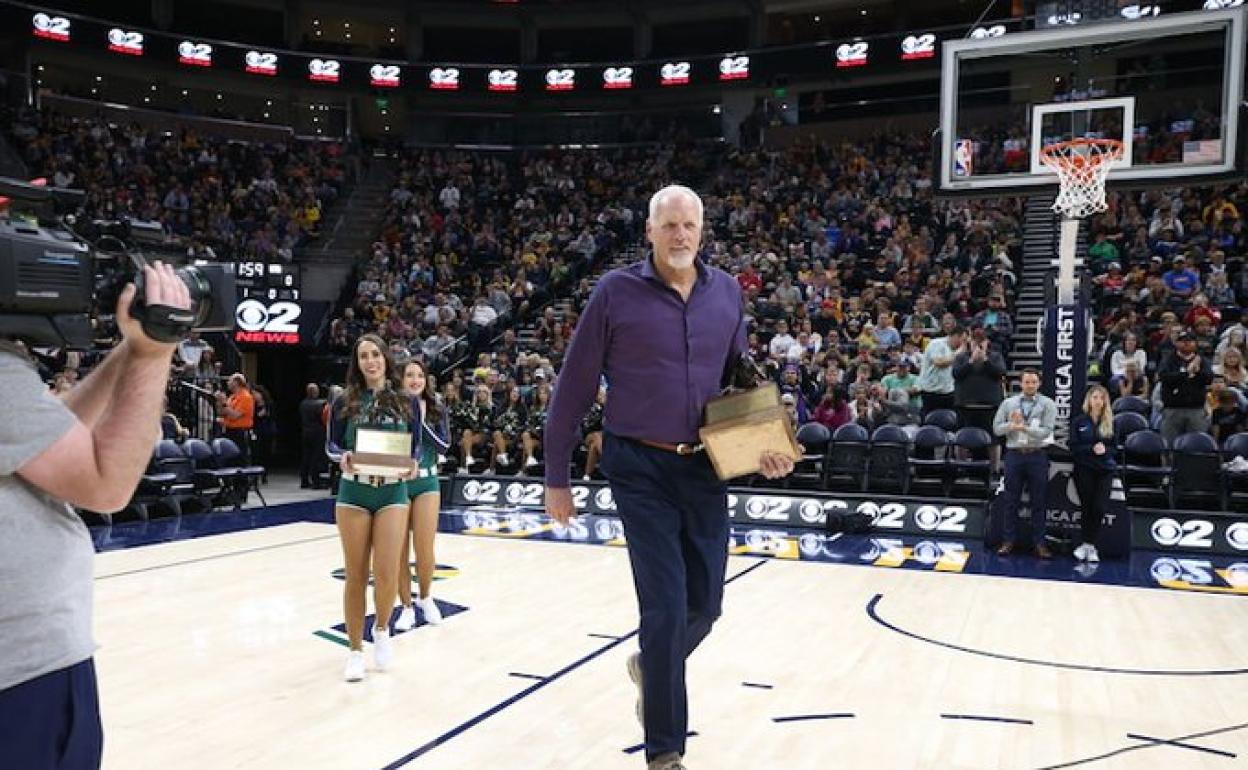 Mark Eaton, durante su retirada de la camiseta con el número 53 de los Jazz.