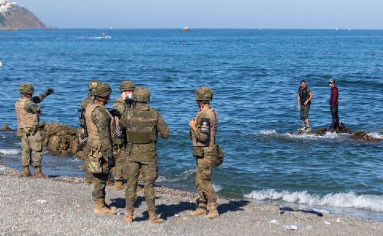 Despliegue del Ejército y sanitarios en la playa del Tarajal, en Ceuta. 