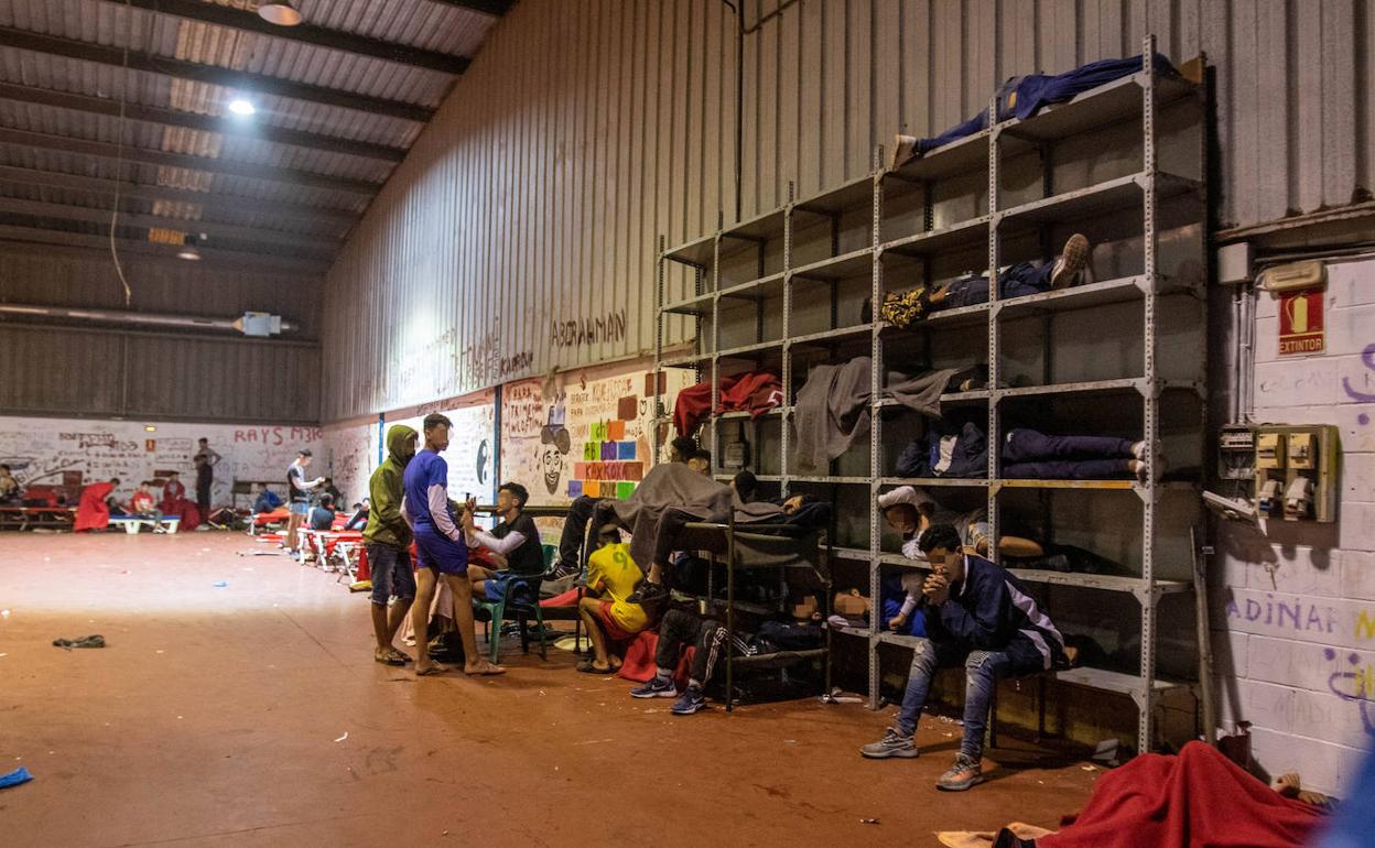 El almacén donde duermen los jóvenes marroquiés en unas estanterías. 
