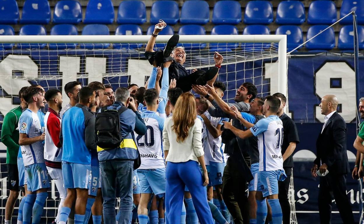 Los jugadores mantearon a Pellicer tras el encuentro. 