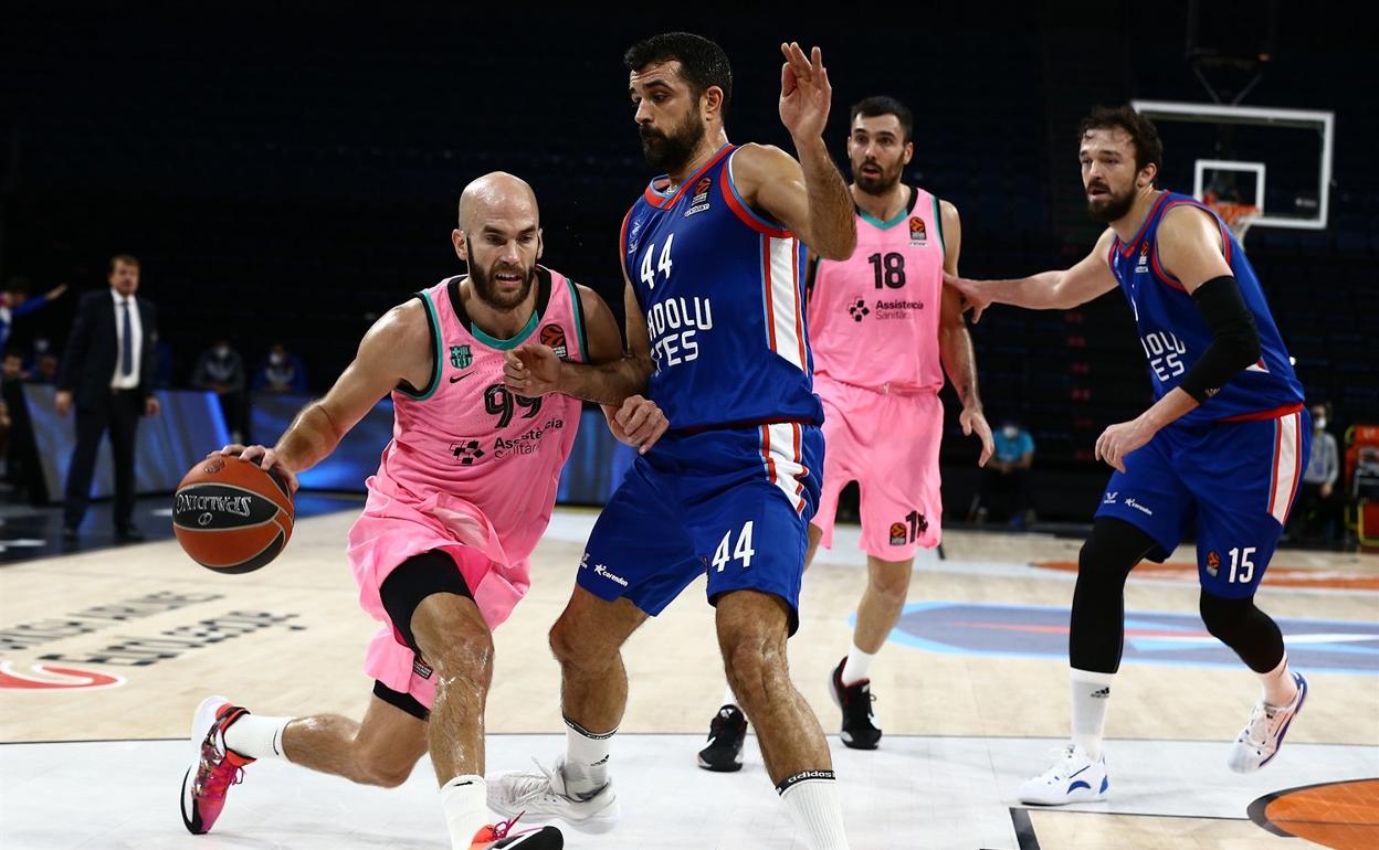 El croata Simon defiende a Calathes en un partido ante el Barcelona. 