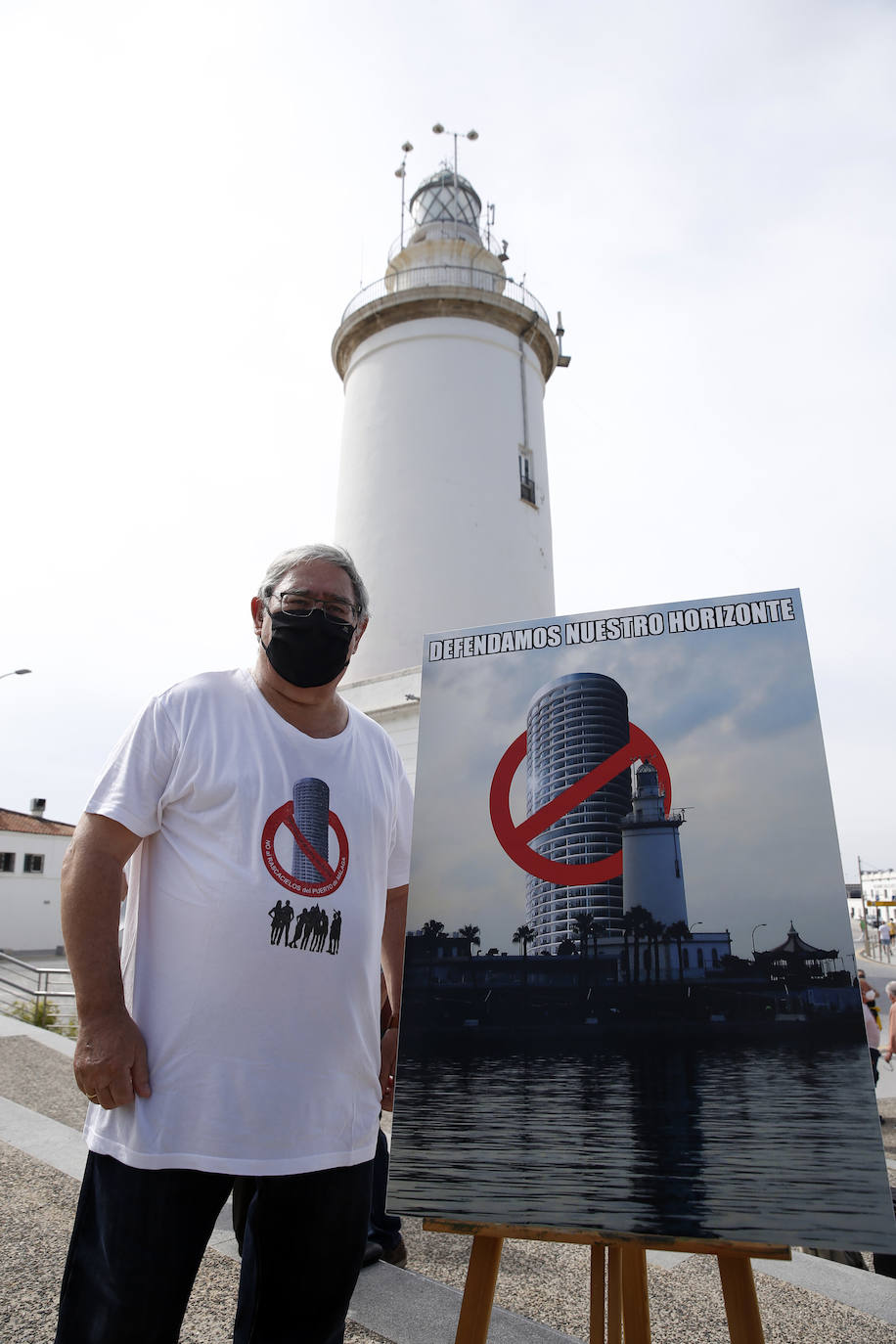 Unas 300 personas se han dado cita a partir de las once de la mañana de este domingo en la explanada junto a la Farola del puerto de Málaga para asistir a la concentración convocada por la plataforma ciudadana Defendamos Nuestro Horizonte. 