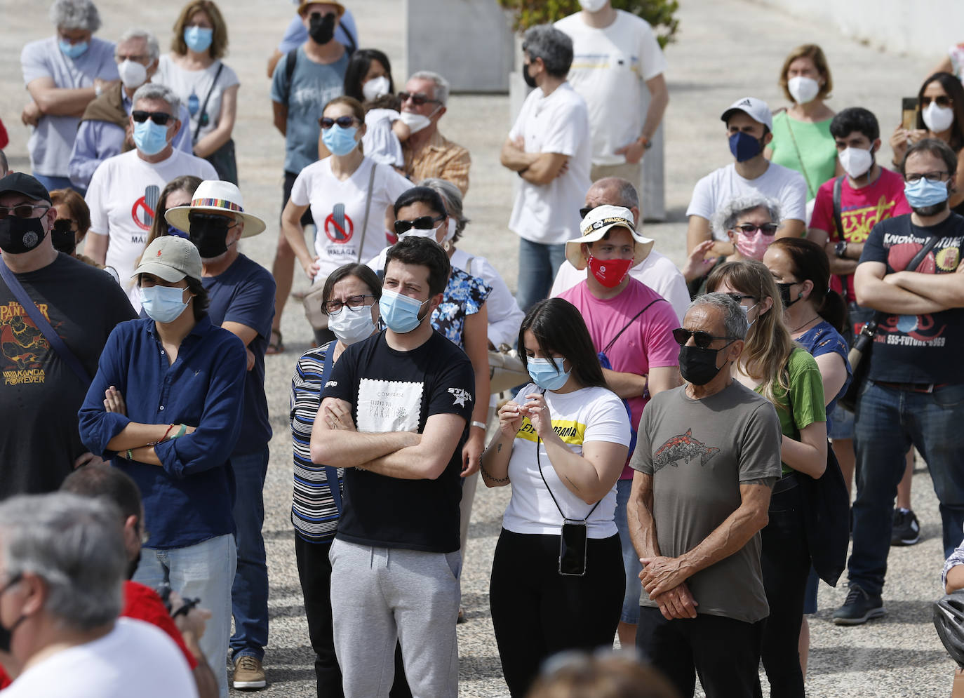 Unas 300 personas se han dado cita a partir de las once de la mañana de este domingo en la explanada junto a la Farola del puerto de Málaga para asistir a la concentración convocada por la plataforma ciudadana Defendamos Nuestro Horizonte. 