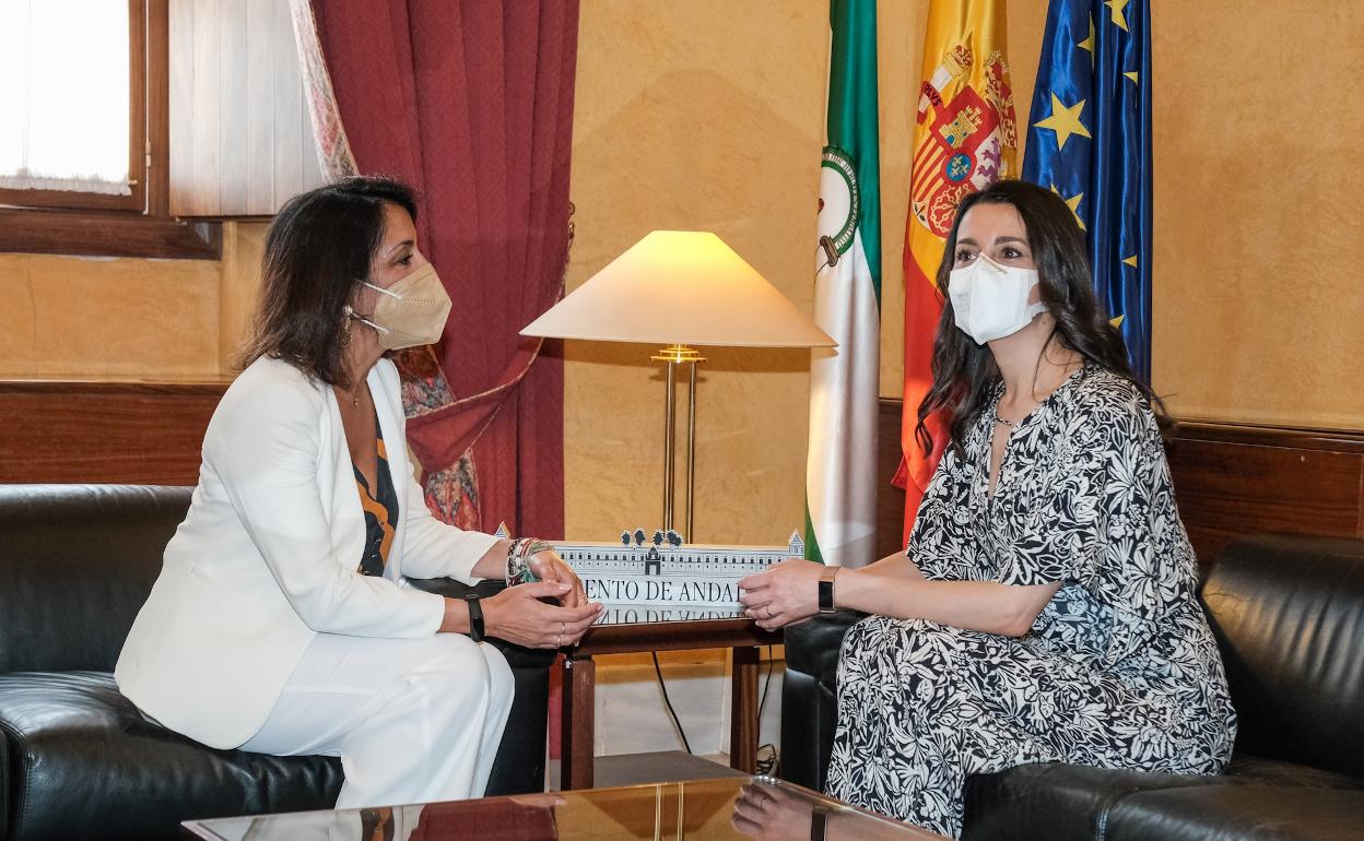 La presidenta del Parlamento, Marta Bosquet recibió a Inés Arrimadas