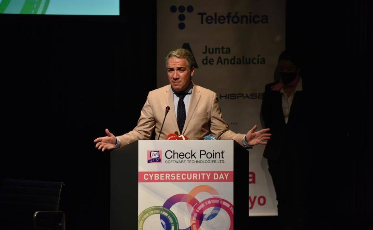 Elías Bendodo, en la jornada de ciberseguridad organizada hoy en Málaga. 