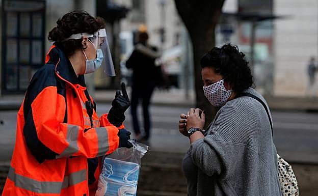 Andalucía descarta relajar el uso e la mascarilla: «Es lo que más nos previene aparte de la vacuna»