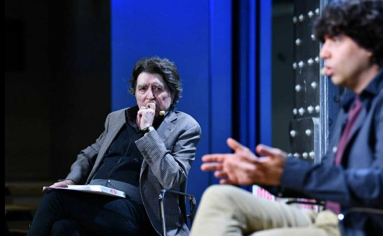 Joaquín Sabina (izda.), junto al autor del libro, Federico de Haro. 