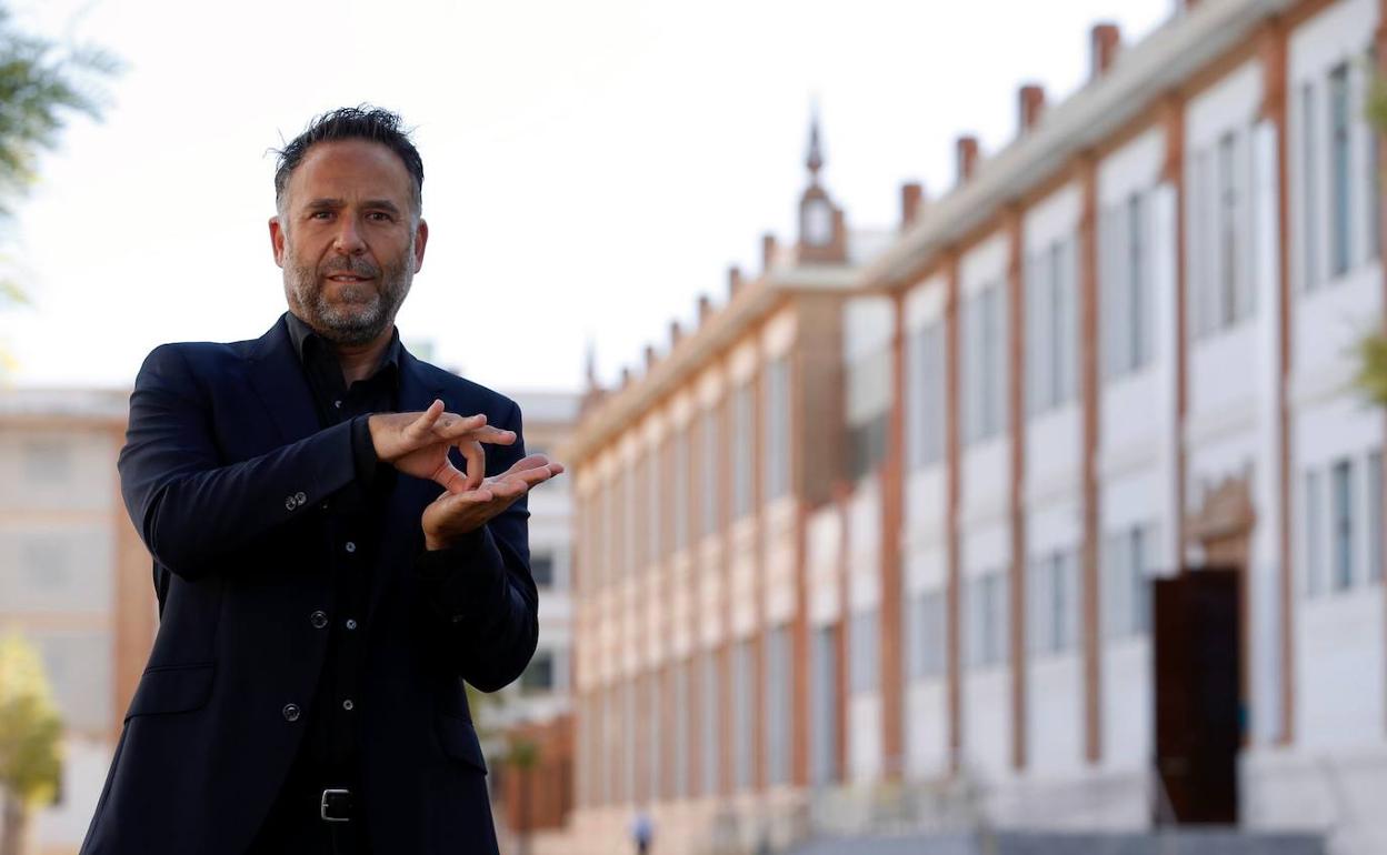 Miguel Madonado, en Tabacalera, donde trabaja, haciendo el signo de 'servicio'