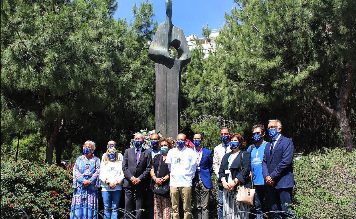 Acto celebrado junto al monumento al donante. 