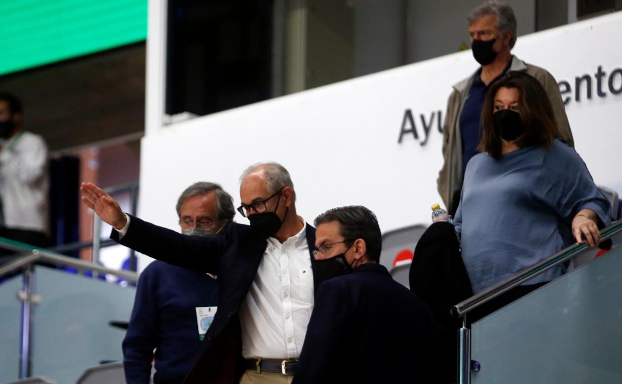 Juan José Navarro, Isidro Rubiales, Sergio Corral, Isabel Fernández y Paco Alonso, al fondo. 