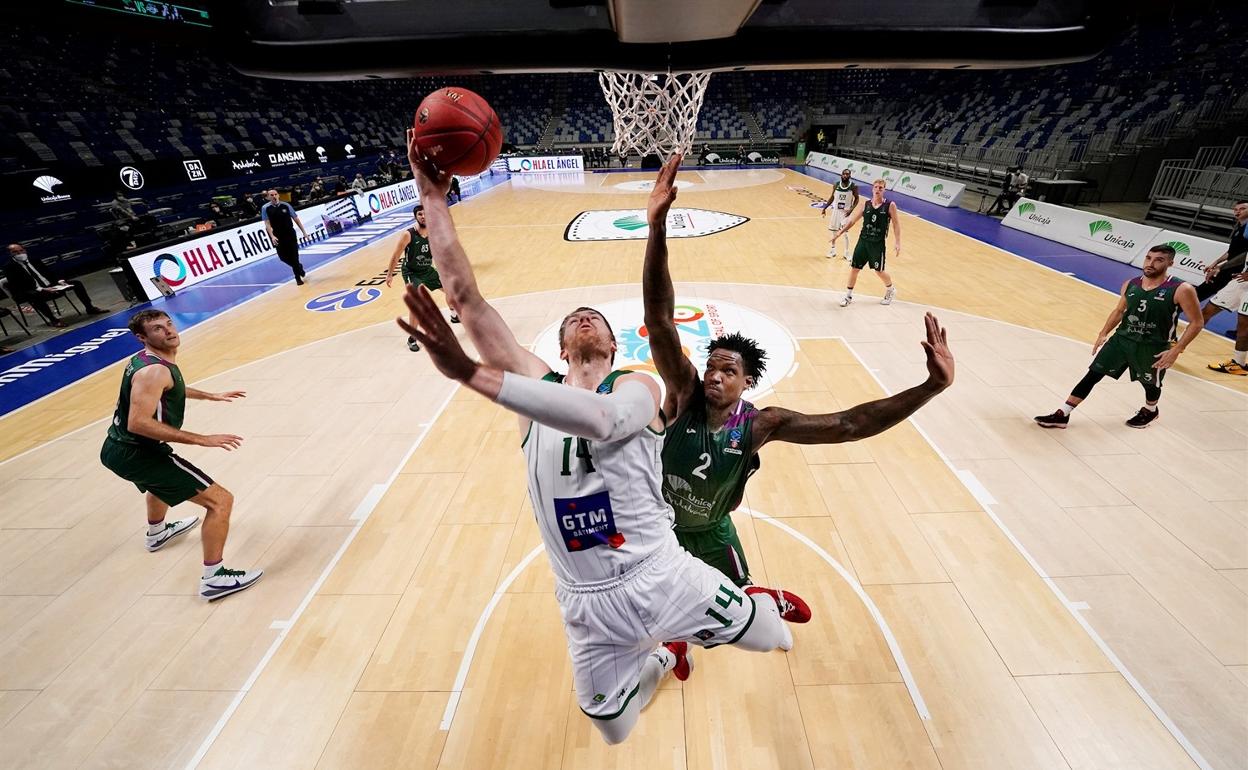 Conklin, del Nanterre, busca la canasta en presencia de Deon Thompson en la un encuentro de la Eurocup en el Carpena esta temporada. 