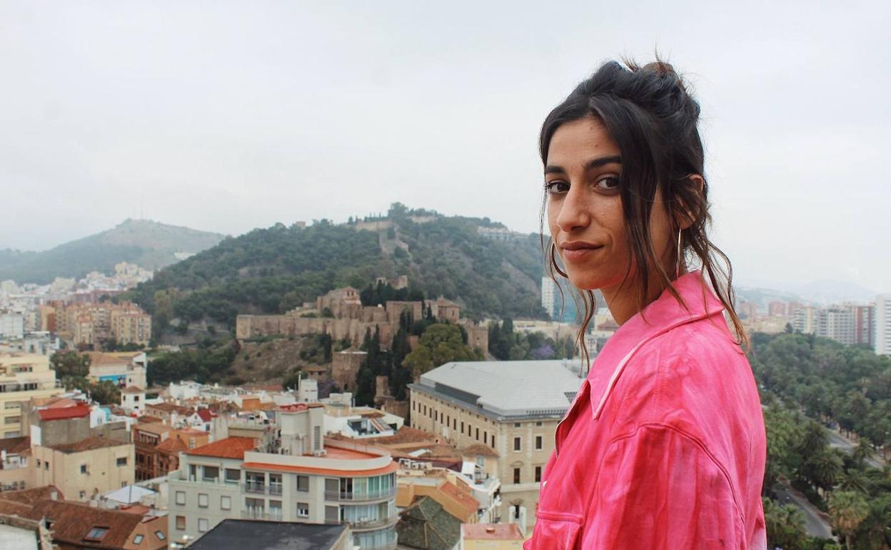 Carolina Yuste con la Alcazaba de fondo, desde la terraza del hotel AC Málaga Palacio. 