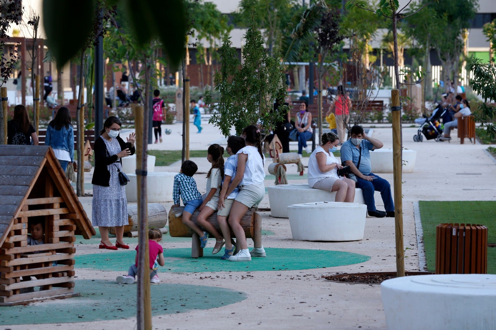 Cientos de vecinos se dan cita a diario en la nueva zona verde.