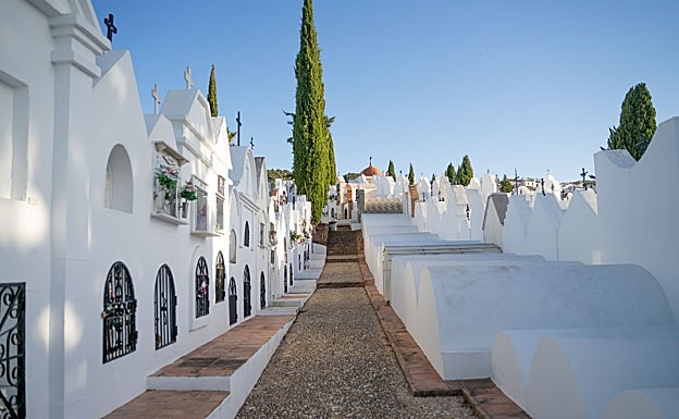 Imagen principal - Cementerio de Casabermeja: un camposanto muy peculiar