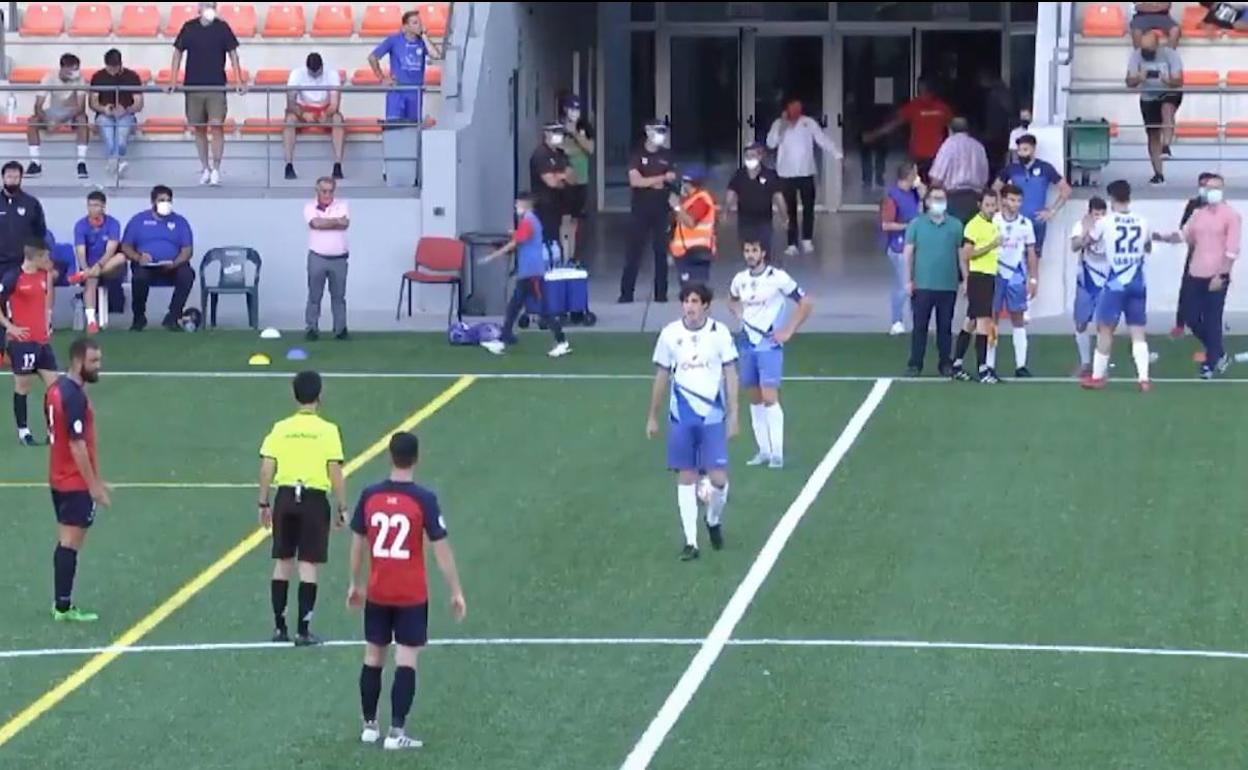 Un momento del partido entre el Estepona y el Loja.