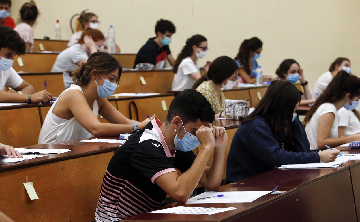 Estudiantes, durante el examen de selectividad del año pasado. 