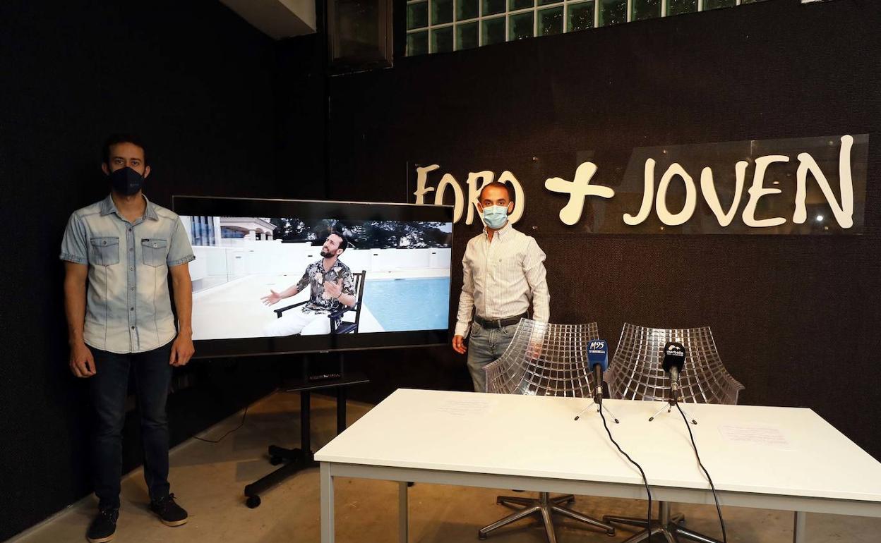 Pedro Atienza en la presentación de su videoclip junto al edil de Juventud, Enrique Rodríguez. 