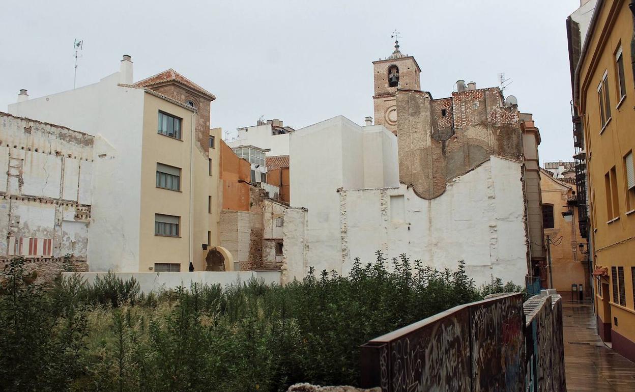 Conjunto de solares en los que se construirá el nuevo hotel, en la calle Tomás de Cózar. 