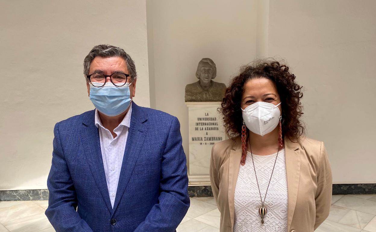 El alcalde veleño y la edil de Cultura, en la sede de la Fundación María Zambrano. 