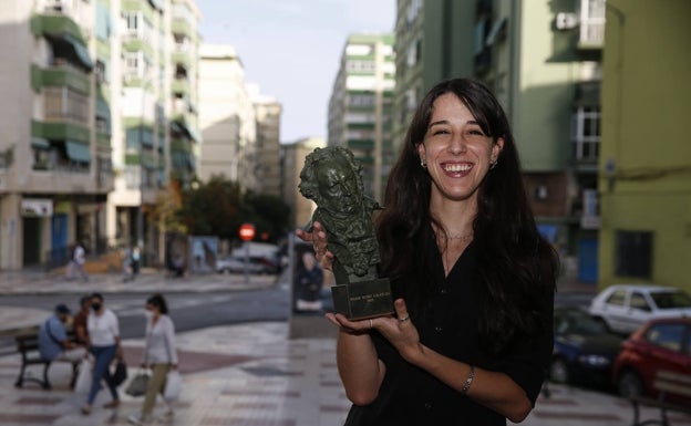 Marina Parés y su Goya al mejor guión adaptado, en el corazón del barrio que le vio nacer, Nueva Málaga. 