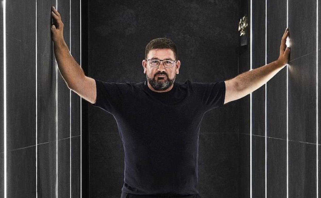 Dani García, en Smoked Room Fire Omakase, su quinto restaurante en Madrid.