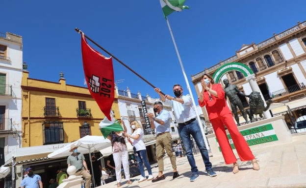 Espadas junto al monumento al escudo de Andalucía.