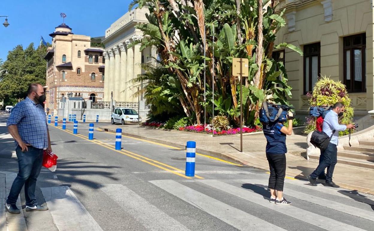 Fotógrafos y operarios de cámaras, en el carril bici para hacer la foto de la escalinata principal.