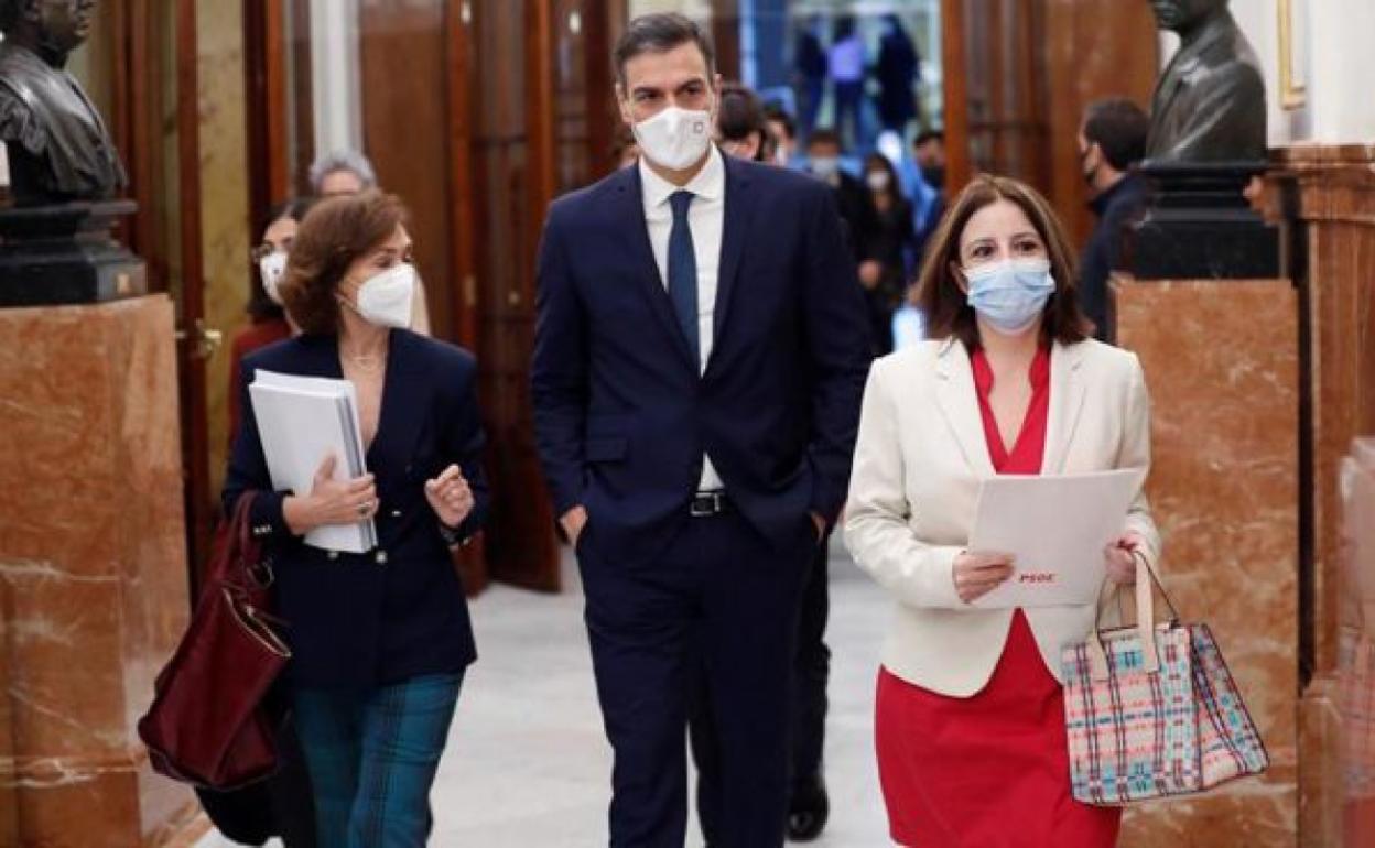 Pedro Sánchez, Carmen Calvo y Adriana Lastra en el Congreso de los Diputados. 