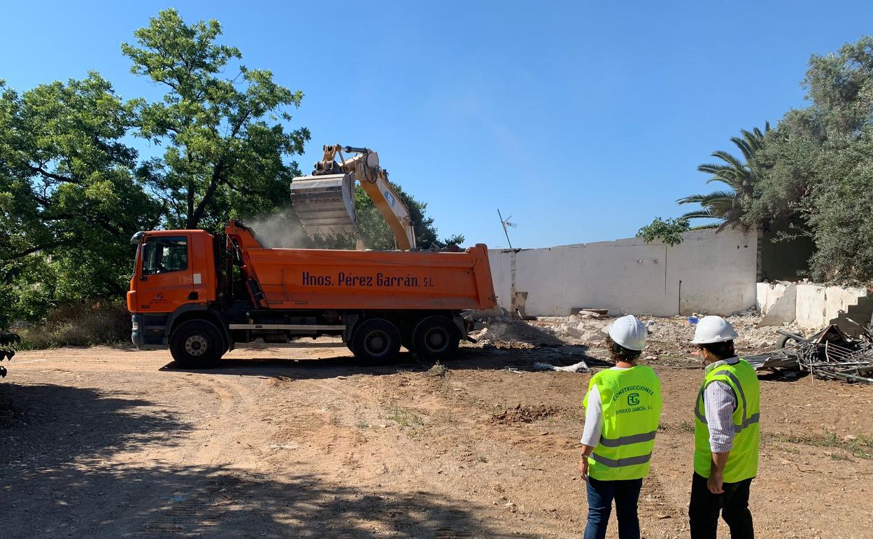 Los trabajos de demolición comenzaron esta mañana. 