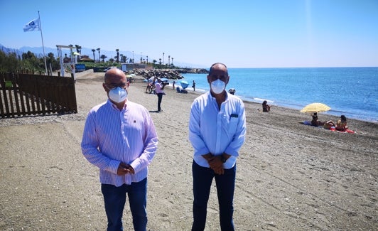 El teniente de Alcalde de Torre del Mar y el edil de Medio Ambiente, en la playa canina. 