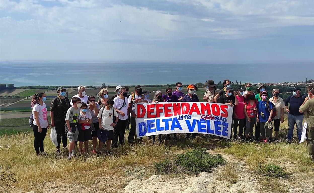 Los participantes en la marcha, en el Peñón del Toro de Almayate. 