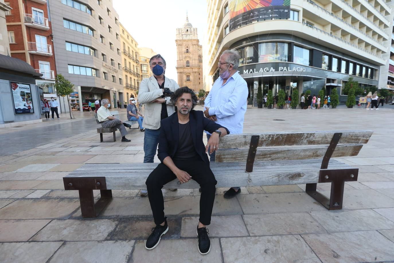 Los guionistas del filme, Pepe Begines y Juan José Téllez, junto a Arcángel, protagonista de ‘Jesucristo flamenco