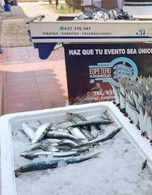 Imagen secundaria 2 - Unidad móvil de 'Espetero a domicilio'. El mínimo de comensales para los espetos de sardinas es de cincuenta.