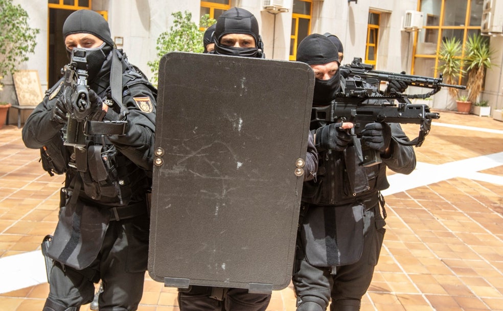 En formación, los GOES de Málaga aseguran la zona en unas maniobras de entrenamiento.