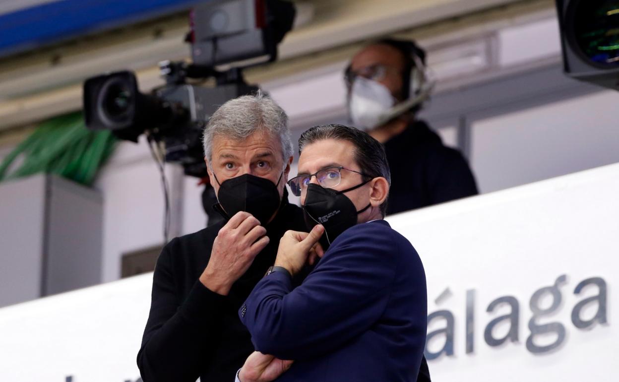 Paco Alonso junto a Sergio Corral, en el palco del Palacio de los Deportes. 