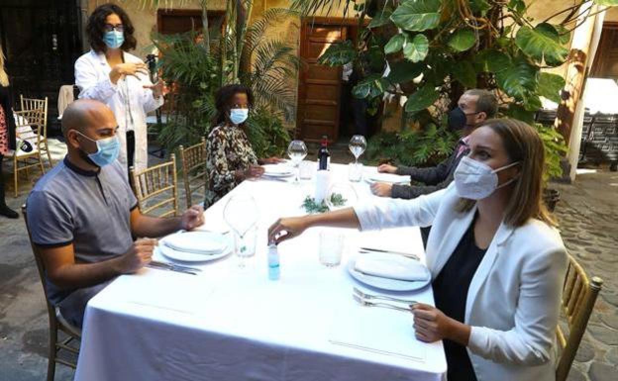 La Junta advierte que hay que seguir teniendo precauciones en los eventos sociales 